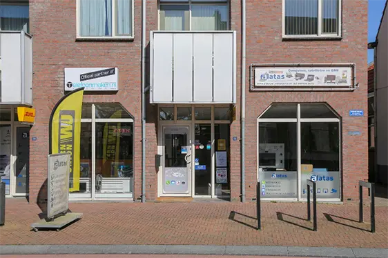 Winkel vooraanzicht De winkel van Alatas aan de Brugstraat in Nederweert